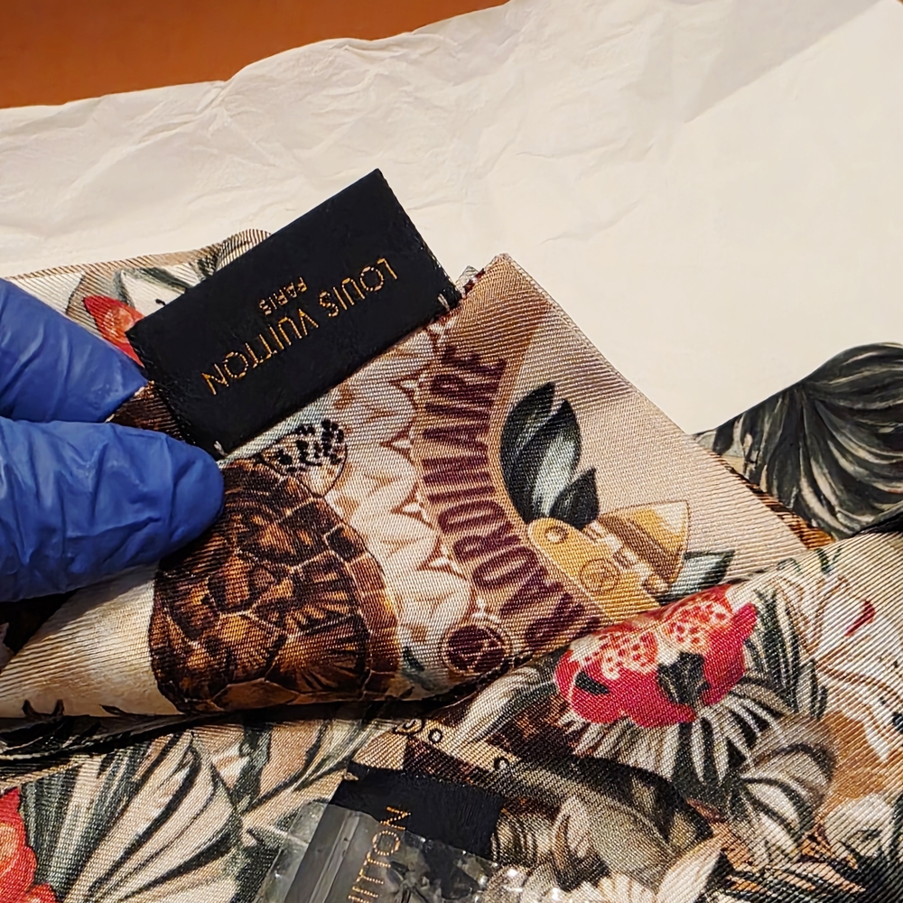 Authentic Louis Vuitton Voyage Extraordinaire Bandeau Tropical Print - Picture 10 of 16